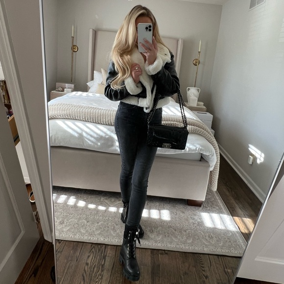 ❌SOLD! Chanel Patent Leather Medium Reverso Boy Flap Bag - Picture 16 of 16